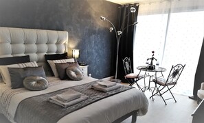 Deluxe-Suite, Blick auf den Weinberg | Individuell dekoriert, individuell eingerichtet, schallisolierte Zimmer