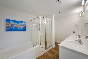 Ensemble douche/baignoire, baignoire Ă jets, sĂšche-cheveux