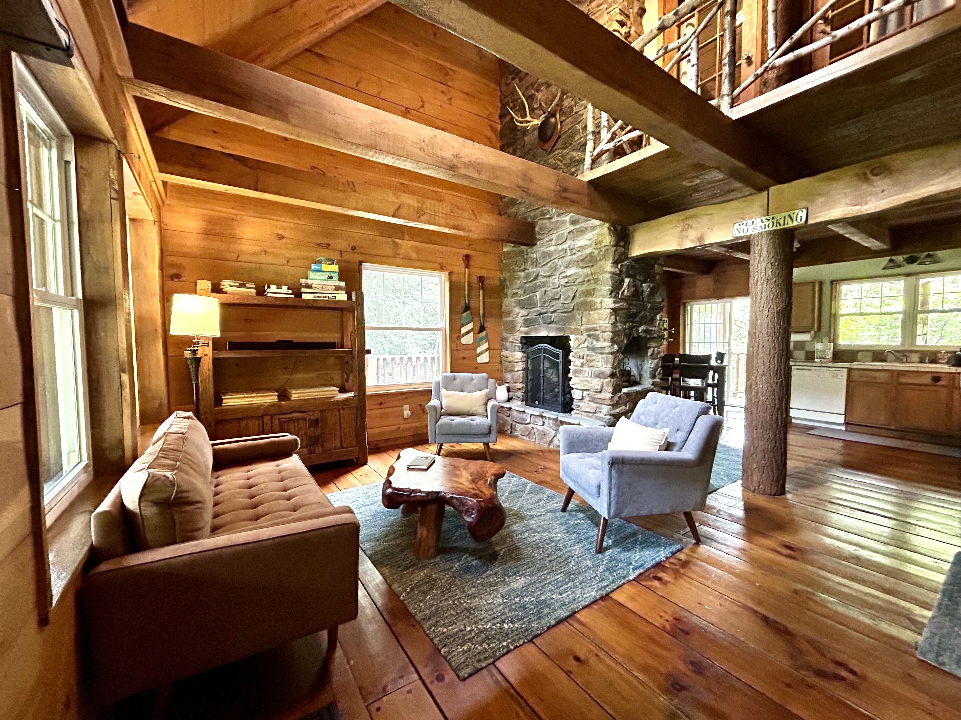 Una televisión, una chimenea, un reproductor de DVD, un futbolín