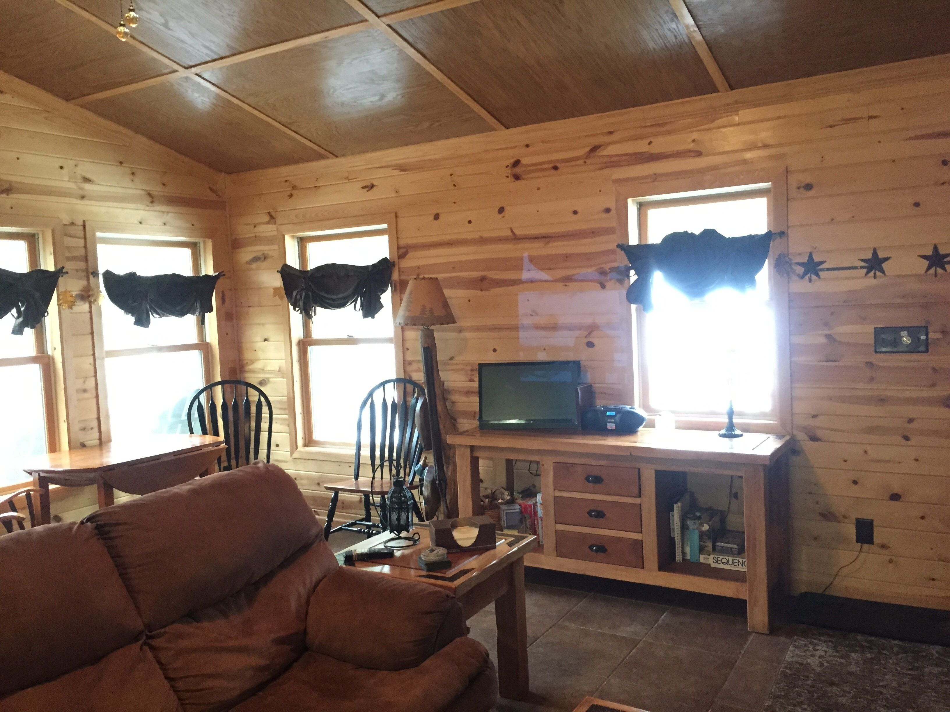 Televisión, chimenea, reproductor de DVD y libros 