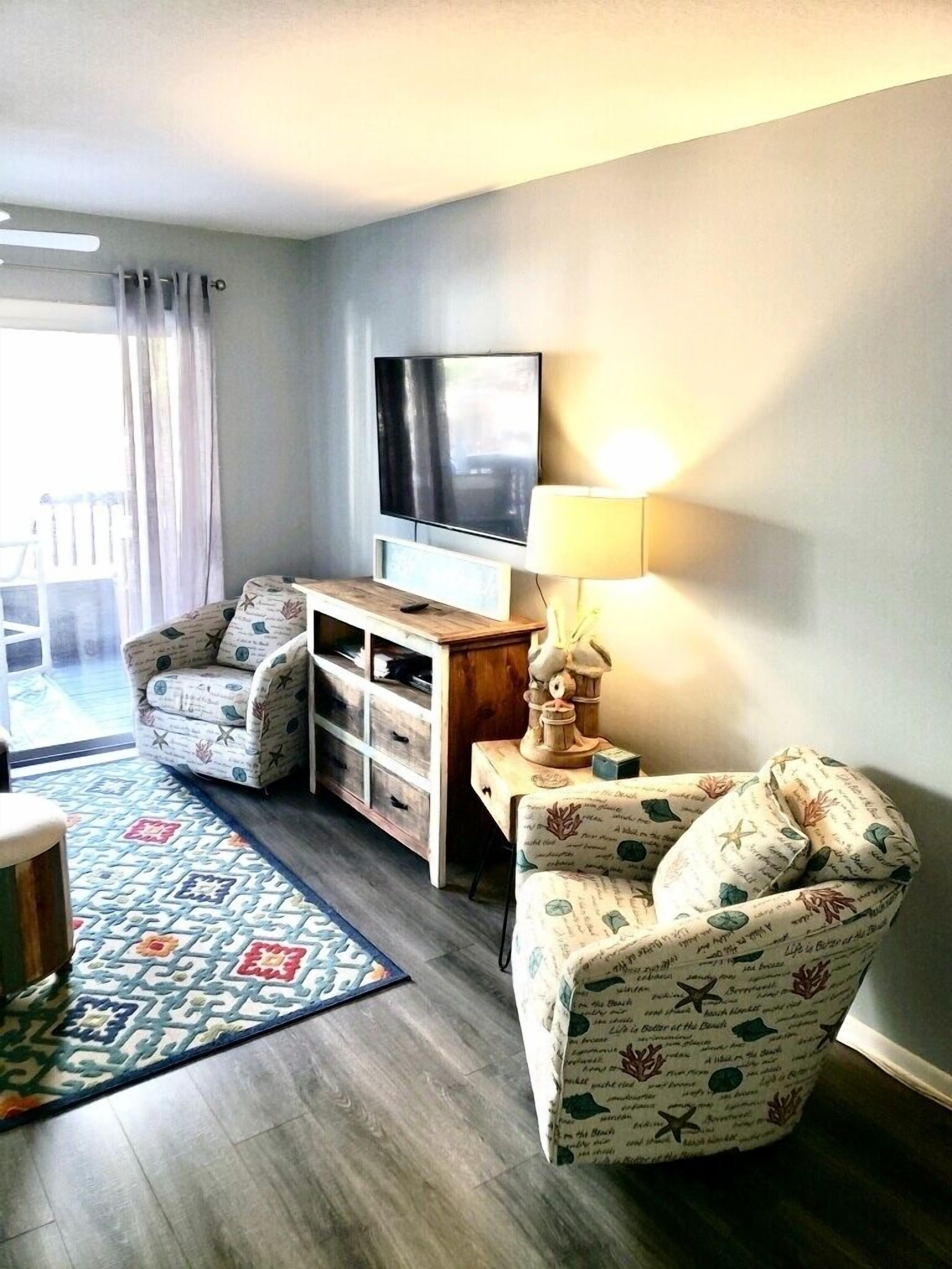 2Br/2Ba Beachfront Condo Sleeps 6. Great Balcony Views! New  Flooring! 