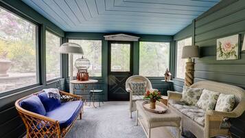 TV connectée, cheminée, lecteur de DVD, livres