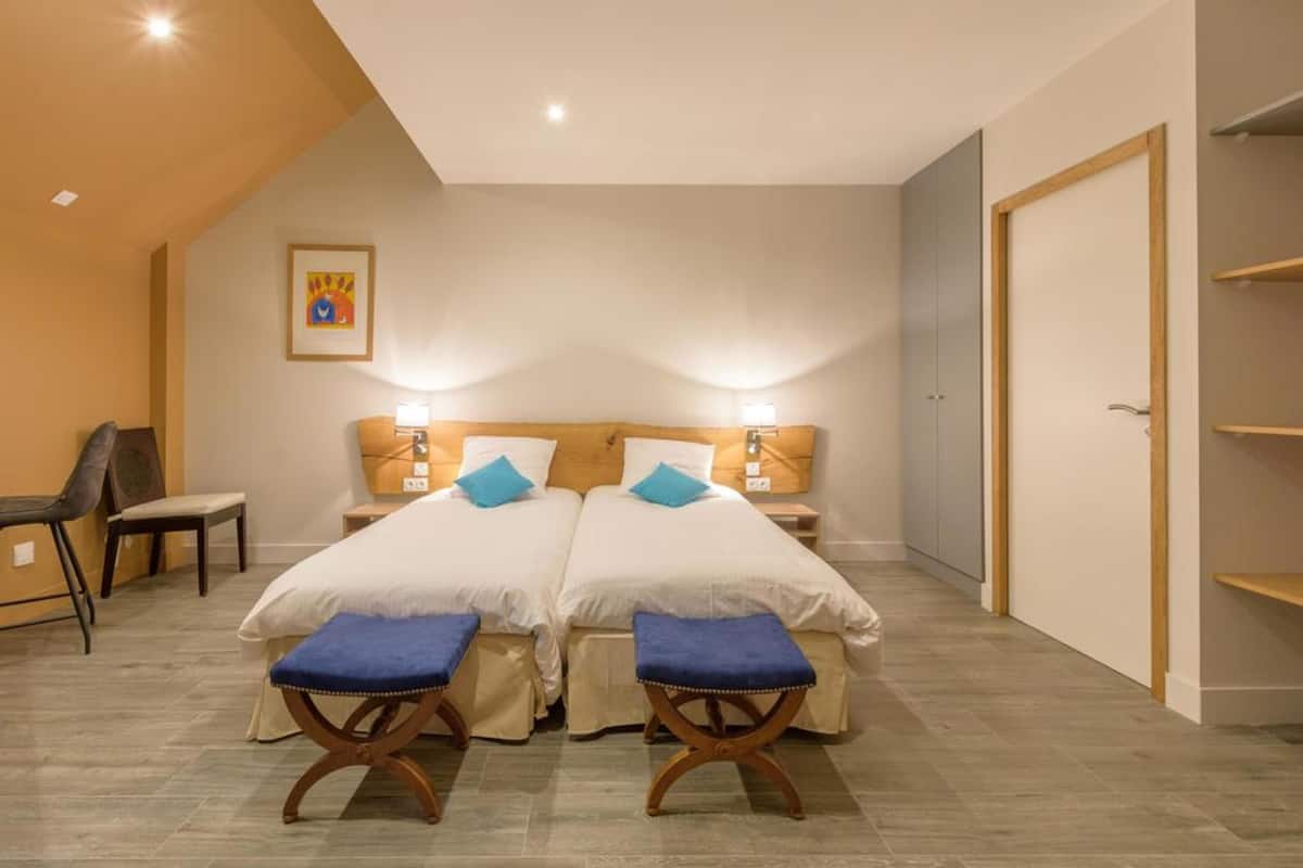 Habitación Confort con 2 camas individuales, vista a la montaña | Decoración personalizada, muebles diferentes y cortinas blackout