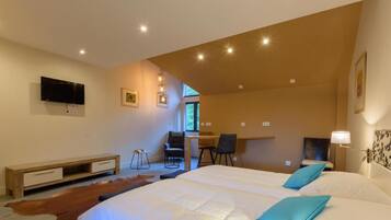 Phòng 2 giường đơn tiện nghi đơn giản, quang cảnh núi | Trang trí khác biệt, trang bị nội thất với thiết kế riêng biệt