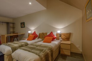 Comfort Twin Room, Mountain View | Individually decorated, individually furnished, blackout drapes