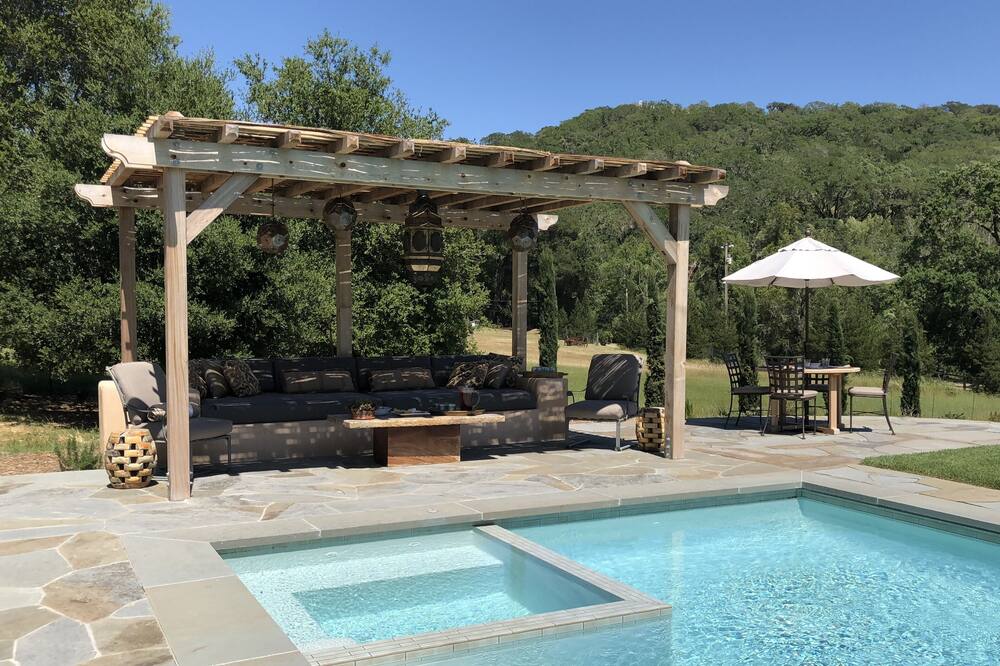 Dreaming Tuscany, Wine Country Villa for 6 with Beautiful Pool