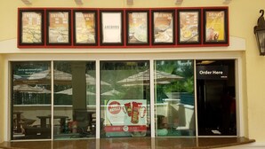 Un restaurant amb una pissarra que mostra diverses categories de plats.