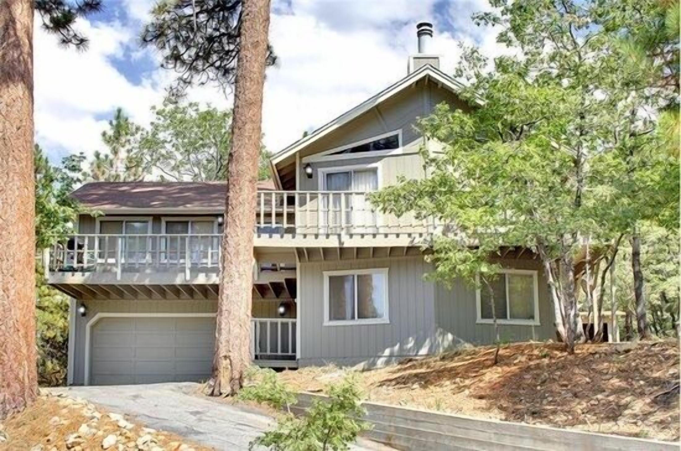 Moonridge, views, pets, baby proof, deck, pool table, off street parking