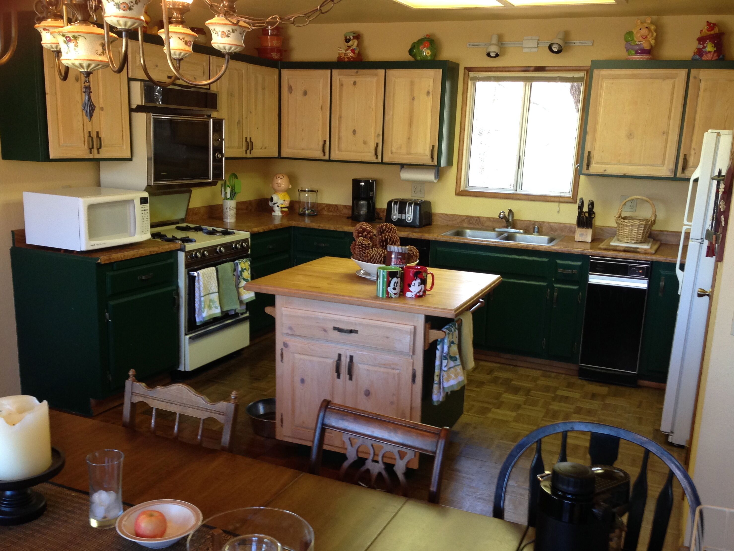 Moonridge, views, pets, baby proof, deck, pool table, off street parking