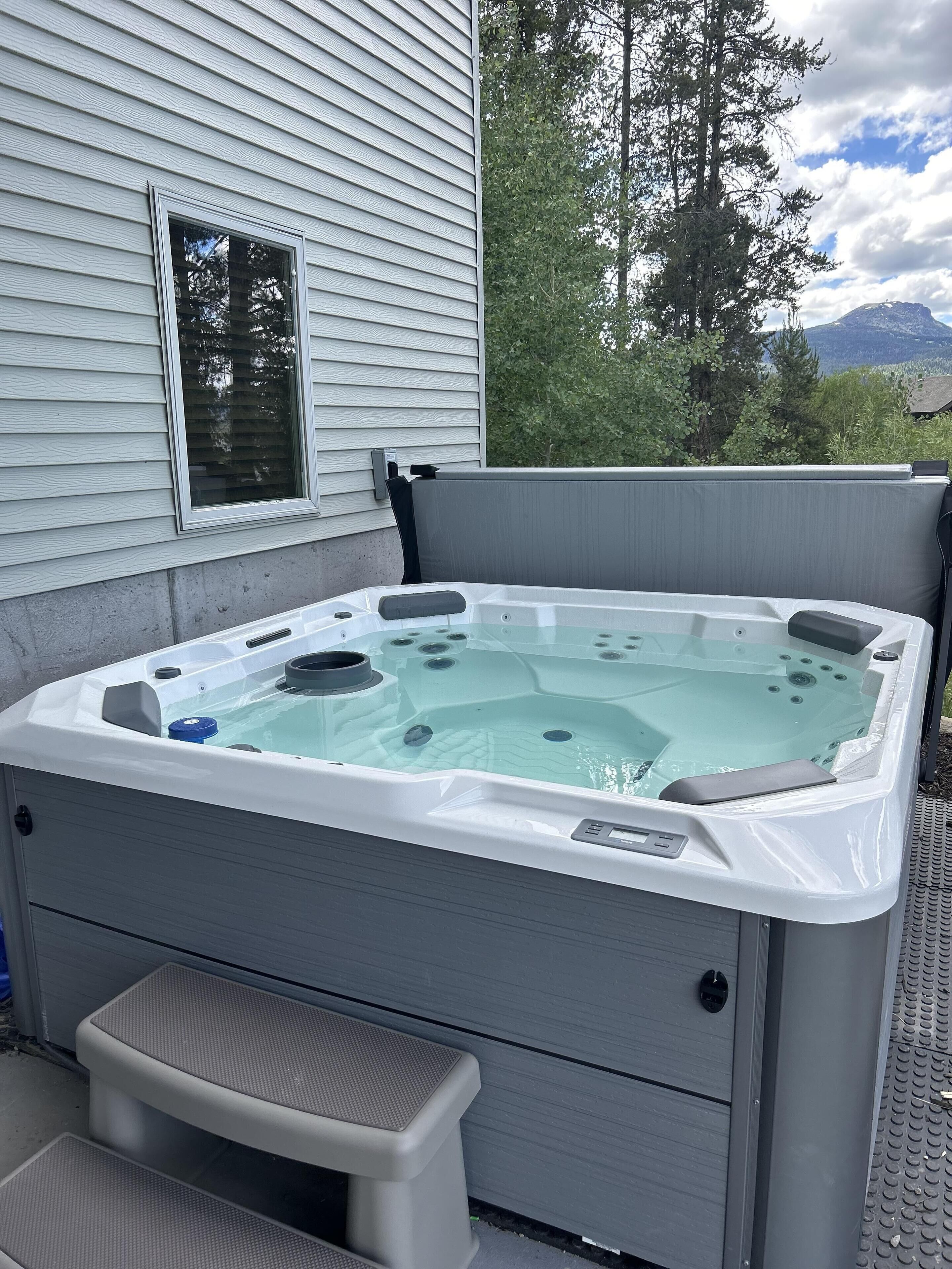 The Bear Den: Lux Lodge w/ Brand-New Hot Tub & Pool Table, 9BR/8Bath, Sleeps 34