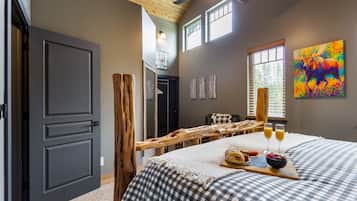 9 slaapkamers, een bureau, een strijkplank/strijkijzer, reisbedje