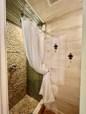 Shower, hair dryer, towels, soap - Romantic Hill Country Cottage! Perfect country location but minutes from town. (Dripping Springs)