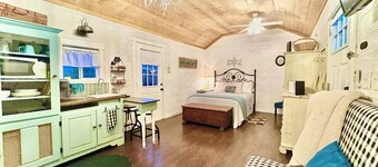 Romantic Hill Country Cottage! Perfect country location but minutes from town.