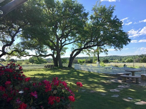 Romantic Hill Country Cottage! Perfect country location but minutes from town.