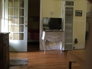 Interior - Charming Cottage in Historical Victorian Olde Erie Village (Erie)