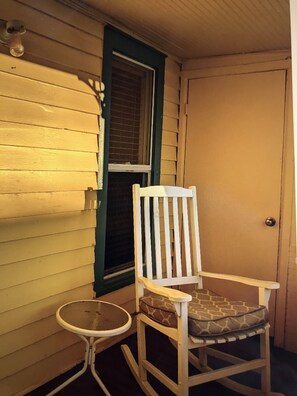 Terrace/patio - Charming Cottage in Historical Victorian Olde Erie Village (Erie)