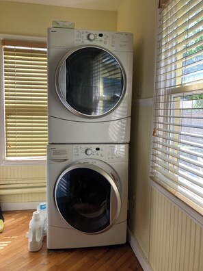 Interior - Charming Cottage in Historical Victorian Olde Erie Village (Erie)