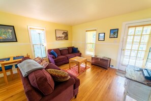 TV, DVD player, books - Charming Cottage in Historical Victorian Olde Erie Village (Erie)