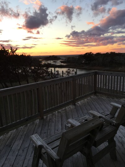 Soundfront Property With Gorgeous Sunsets And Easy Access For Water Sports!!