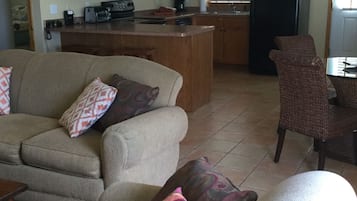 Smart TV, livros, aparelho de som