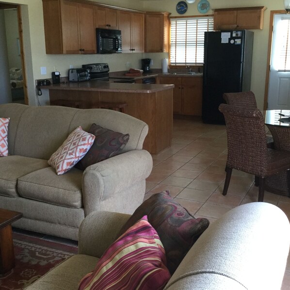 TV connectée, livres, chaîne hi-fi