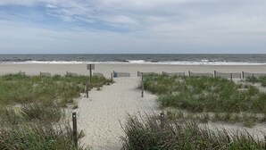Nær stranden og solsenger