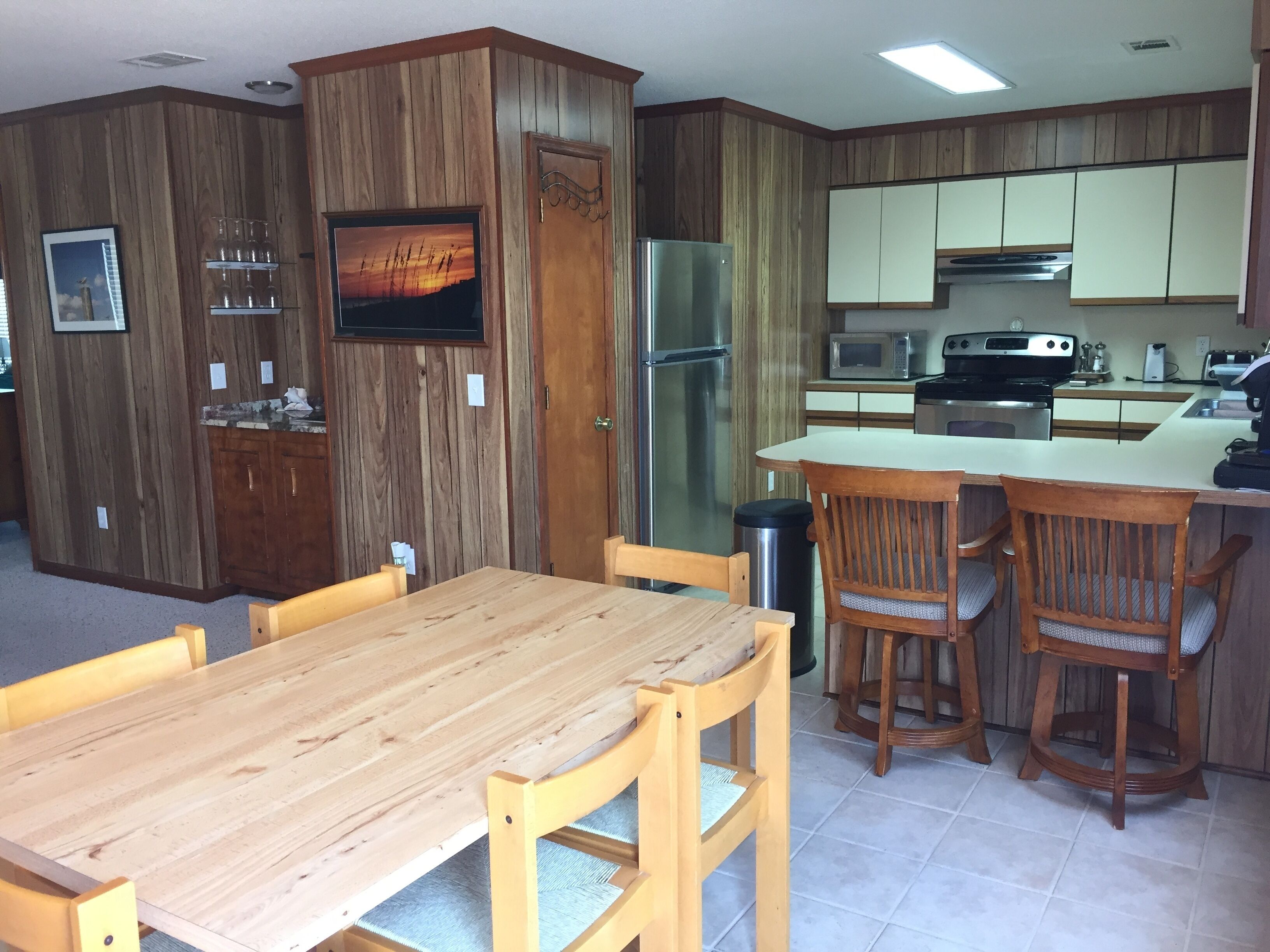 FUN BEACH GETAWAY!  Beach Access Across the Street / Fully Equipped Kitchen