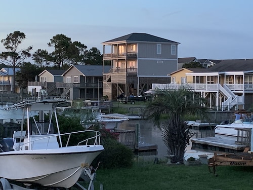 FUN BEACH GETAWAY!  Beach Access Across the Street / Fully Equipped Kitchen