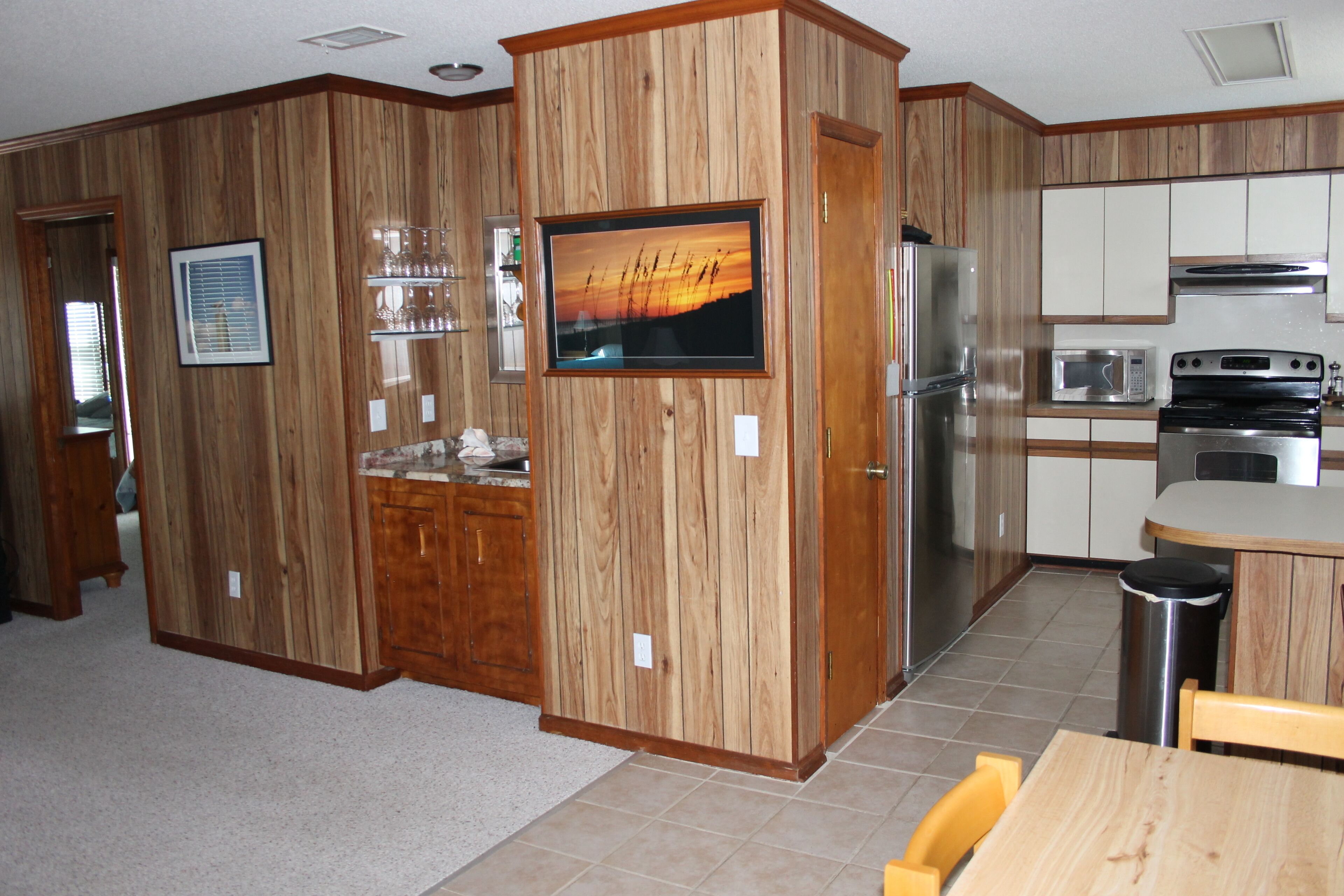 FUN BEACH GETAWAY!  Beach Access Across the Street / Fully Equipped Kitchen