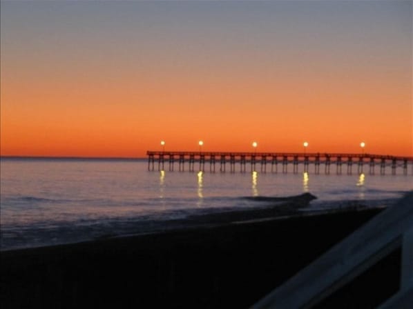 Una playa cerca, sillas reclinables de playa