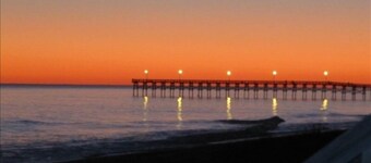 FUN BEACH GETAWAY! Beach Access Across the Street / Fully Equipped Kitchen