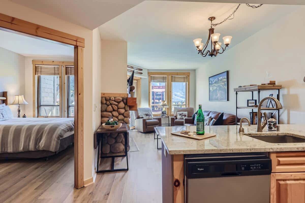 1 habitación, tabla de planchar con plancha, cuna de viaje y wifi 