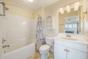Ein Badezimmer mit Badewanne, Toilette und Waschbecken.