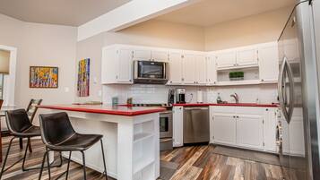 KylskÄp, mikrovÄgsugn, ugn och spishÀll