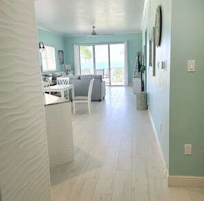 Smart-TV, DVD-Player, Bücher, Videothek