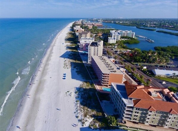 Beach nearby, sun-loungers, beach towels - Waterfront Barefoot Beach Condo, 1st Floor, WiFi, and Patio (Indian Rocks Beach)