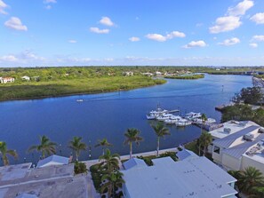Marina - Waterfront Barefoot Beach Condo, 1st Floor, WiFi, and Patio (Indian Rocks Beach)