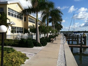 Marina - Waterfront Barefoot Beach Condo, 1st Floor, WiFi, and Patio (Indian Rocks Beach)