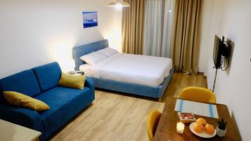 Basic Apartment, 1 Queen Bed with Sofa bed, Non Smoking, Mountain View | Blackout curtains, free WiFi, bed sheets