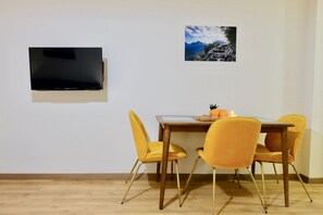 Basic Apartment, 1 Queen Bed with Sofa bed, Non Smoking, Mountain View | Blackout curtains, free WiFi, bed sheets