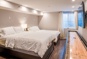 4 bedrooms, iron/ironing board, WiFi, bed sheets