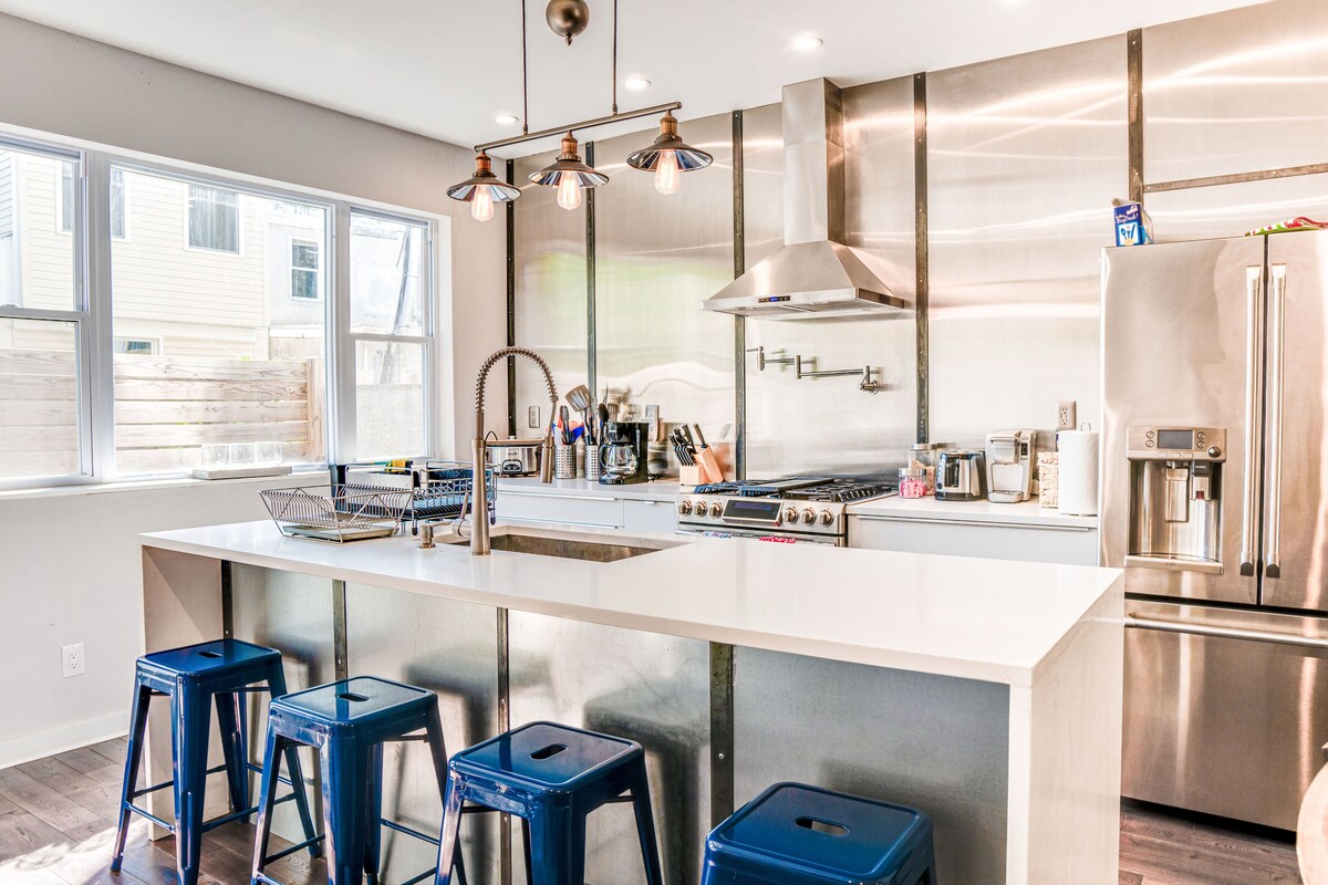 Modern, Chef's Kitchen, Rooftop Deck, 6 Beds, 3 Spa-Like Bathrooms