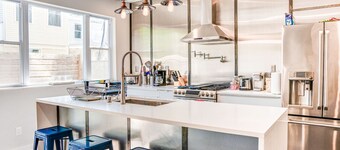 Moderne, cuisine du chef, terrasse sur le toit, salles de bains de type spa 