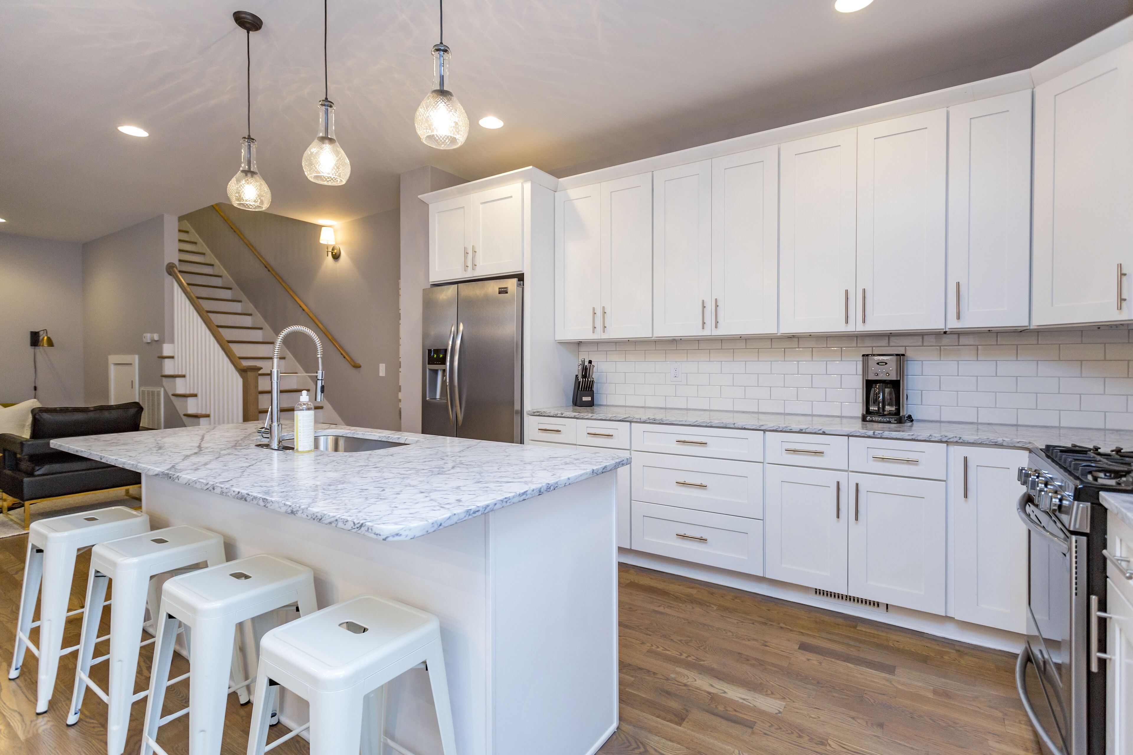 冷蔵庫、電子レンジ、オーブン、コンロ