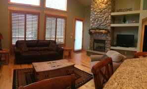 Smart TV, caminetto, lettore DVD, libri