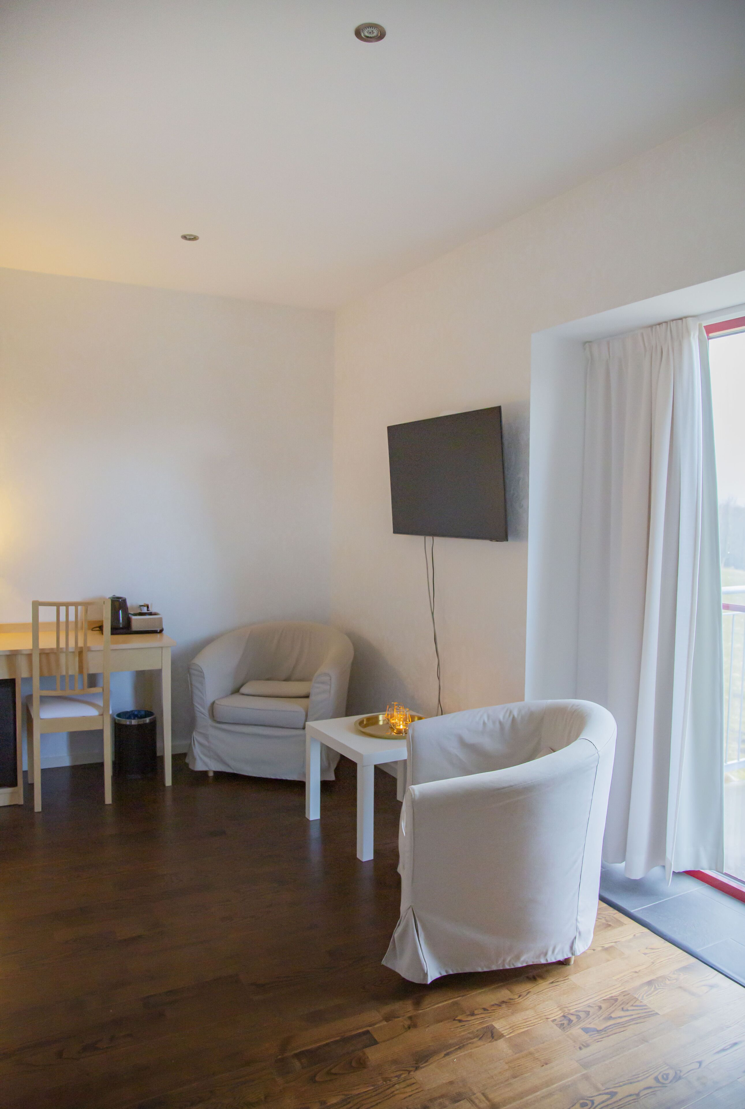 individually decorated, individually furnished, desk, soundproofing