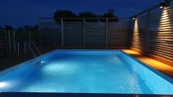 Una piscina al aire libre de temporada