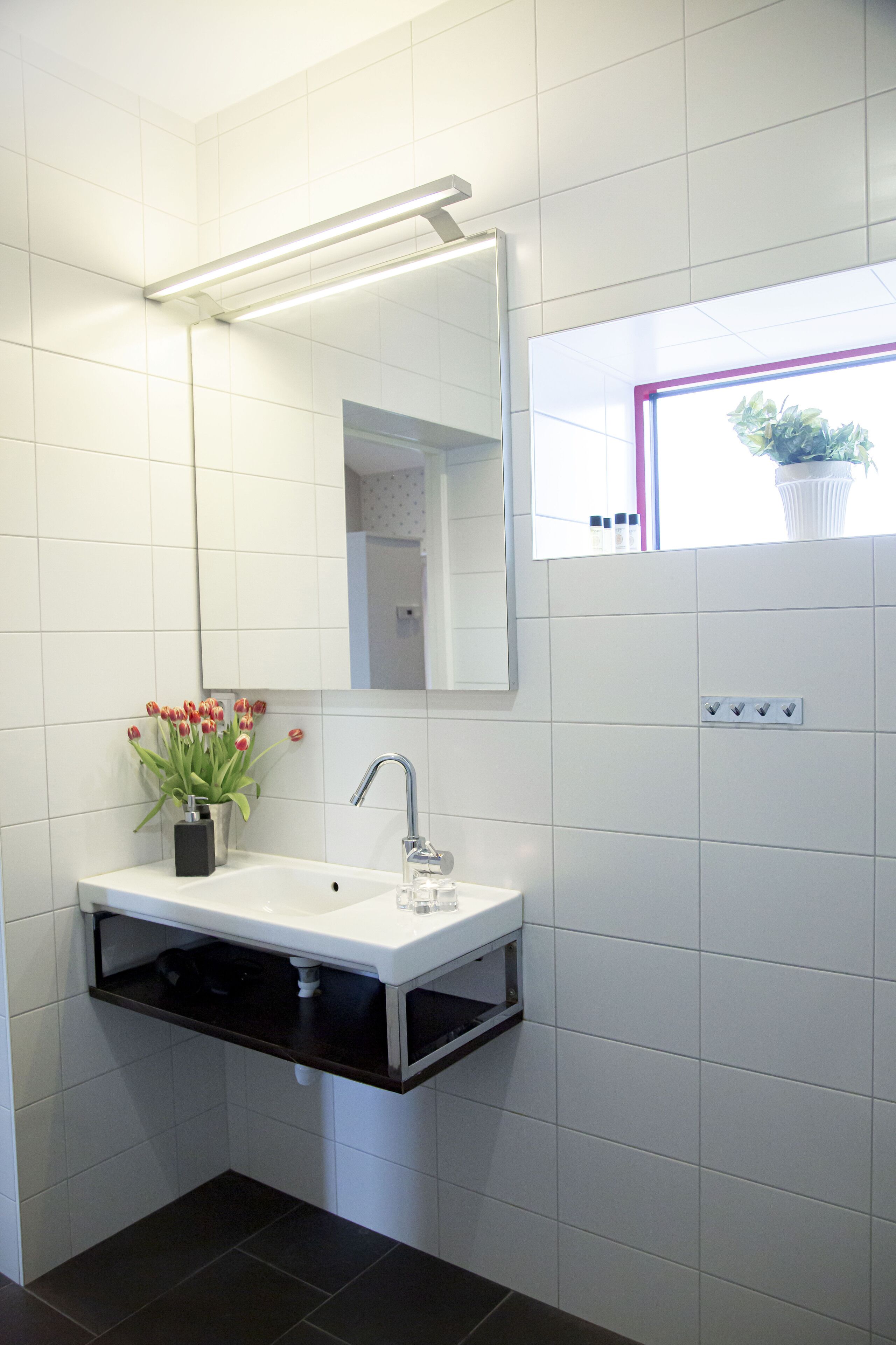 suite, garden view | bathroom | shower, hair dryer
