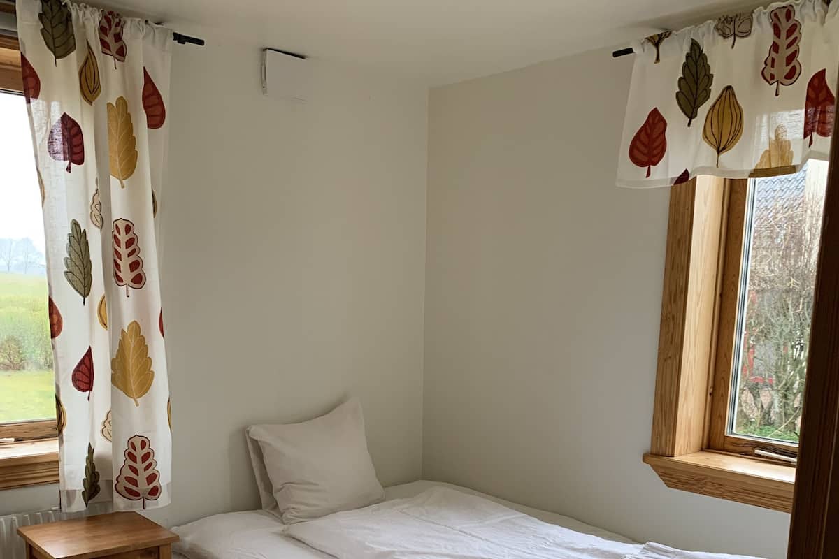 Villa, hageutsikt | Skrivebord, lydisolert, strykejern/-brett og wi-fi (inkludert)