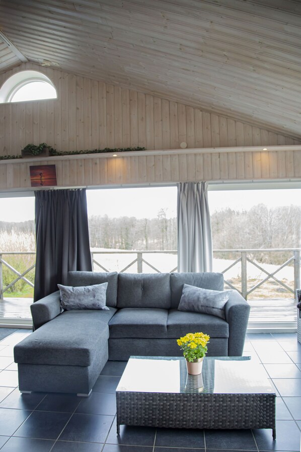 Suite Deluxe (Private Pool) | Área de sala de estar | Televisión de pantalla plana 